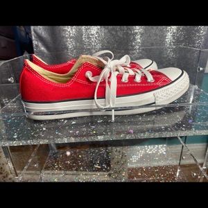 WOMENS SIZE 8 CHUCK TAYLOR RED ALL STAR